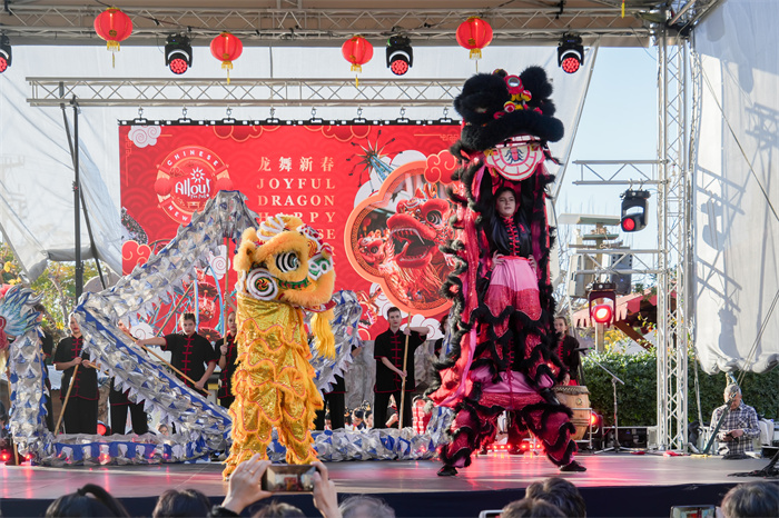 中國駐希臘大使館大使肖軍正與希方嘉賓為舞龍點(diǎn)睛。     希臘小朋友進(jìn)行舞龍舞獅表演。《中希時報(bào)》供圖