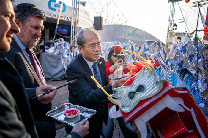中國駐希臘大使館大使肖軍正與希方嘉賓為舞龍點(diǎn)睛。《中希時報(bào)》供圖