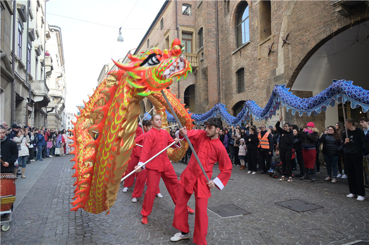 當?shù)匚湫g(shù)學院進行舞龍表演。張錫琪攝