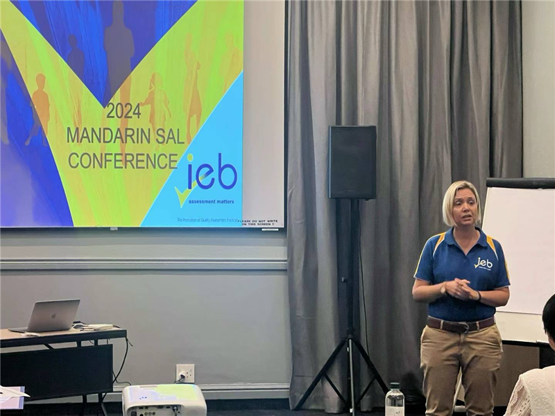 羅賓·莫瓦特女士對2023年“南非漢語高考”情況進行數(shù)據(jù)分析總結(jié)。（圖片來源：南非中國文化和國際教育交流中心孔子課堂）