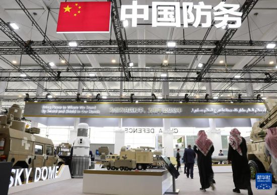 2月5日，在沙特阿拉伯利雅得，人們?cè)谥袊?guó)展區(qū)參觀。新華社記者 王東震 攝