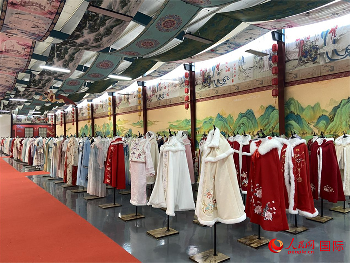 1月24日，在山東省菏澤市曹縣大集鎮(zhèn)穿越大唐漢服云倉(cāng)直播基地展廳里擺放的漢服。 人民網(wǎng) 周琳佳攝