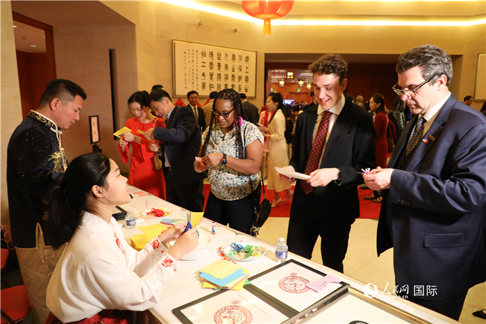 圖為美國民眾體驗(yàn)中國春節(jié)民俗。人民網(wǎng)記者 李志偉攝