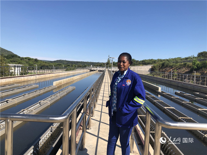 總經(jīng)理琳達在向記者介紹情況。人民網(wǎng)記者 黃培昭攝.