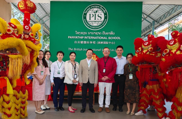 駐老撾使館臨時代辦王暢與白云碧國際學(xué)校校方、參會志愿者教師合影?；顒又鬓k方供圖