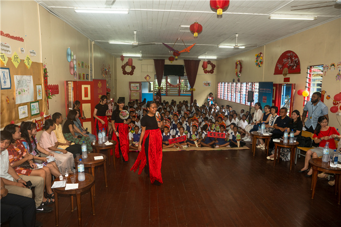 中華學(xué)校學(xué)生表演扇子舞。