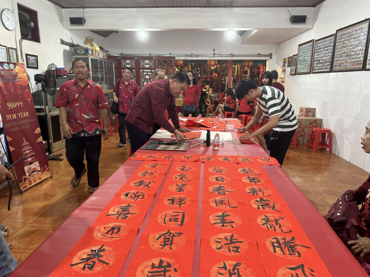 茍皓東為華人朋友現(xiàn)場寫春聯(lián)送福字。巴陵康孔子學院供圖