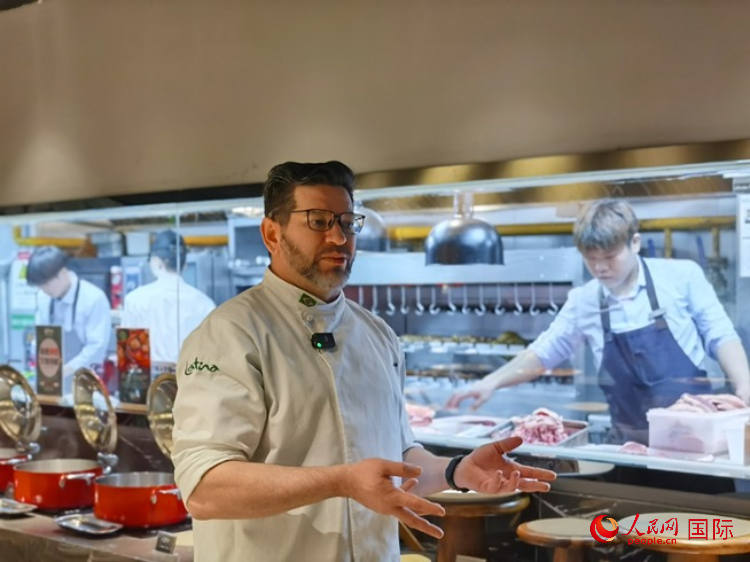 巴西主廚路易斯。人民網(wǎng)記者 魯揚(yáng)攝