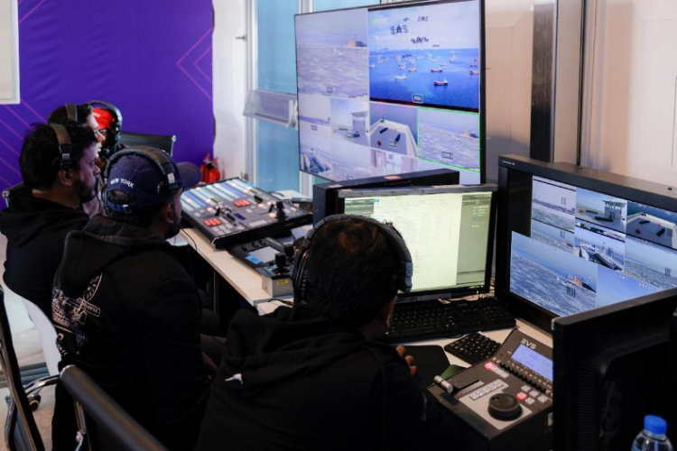 工作人員在監(jiān)控比賽。主辦方供圖