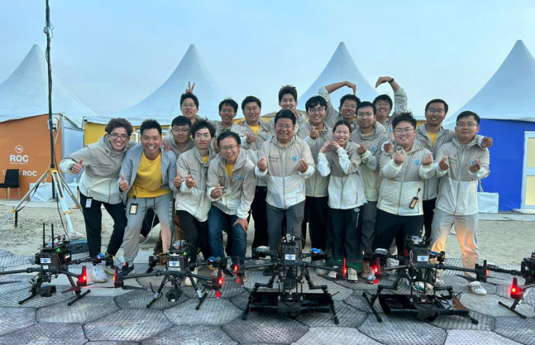 飛鷹隊部分隊員在賽后合影。北京理工大學供圖