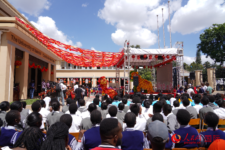 師生在觀看舞獅表演。人民網(wǎng)記者 黃煒鑫攝