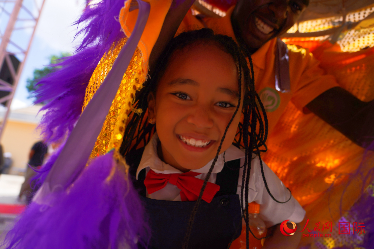 一名小朋友在與舞獅表演者互動。人民網(wǎng)記者 黃煒鑫攝