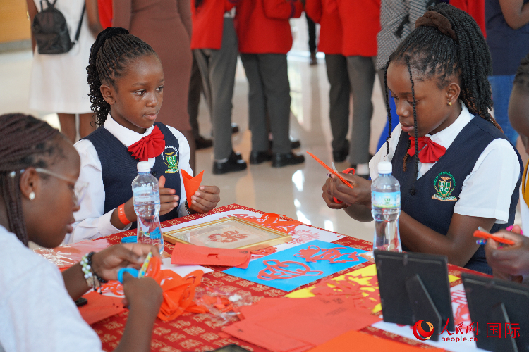 學生在體驗剪窗花。人民網(wǎng)記者 黃煒鑫攝