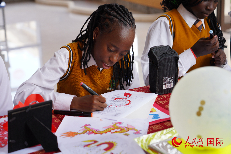 學生在畫龍。人民網(wǎng)記者 黃煒鑫攝