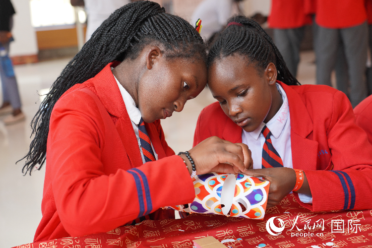 學生在手工制作紙龍。人民網(wǎng)記者 黃煒鑫攝