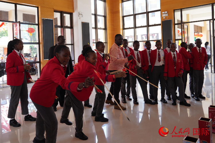 師生在體驗投壺游戲。人民網(wǎng)記者 黃煒鑫攝