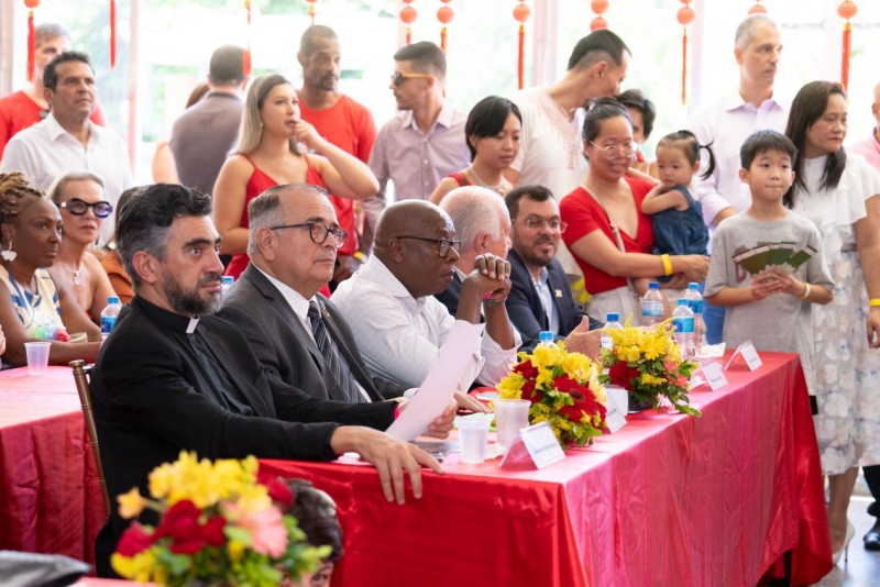 兩國民眾共同觀欣賞文藝表演。里約天主教大學(xué)孔子學(xué)院供圖