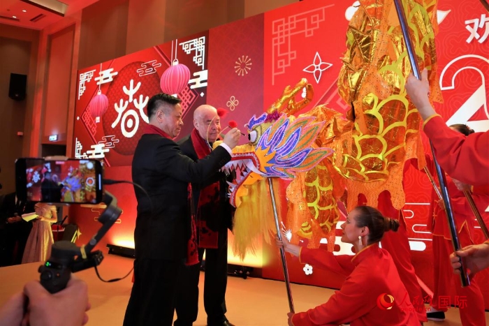 張漢暉（左）、施威特科（右）共同為彩龍點睛。于子恒攝