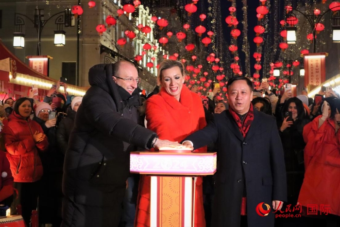 張漢暉、扎哈羅娃、科茲洛夫（從右至左）共同按下活動啟動按鈕。于子恒攝