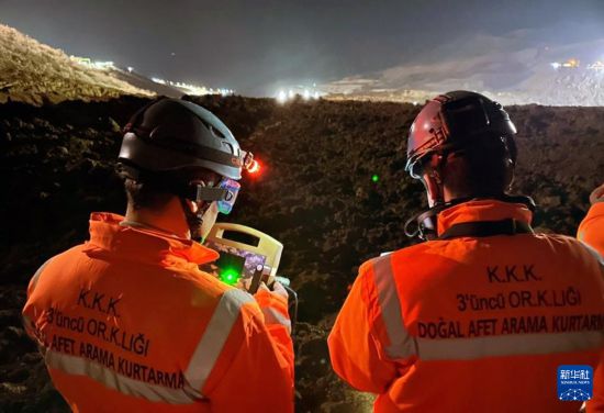 2月13日，救援人員在土耳其東部埃爾津詹省伊利奇區(qū)礦難現(xiàn)場(chǎng)工作。新華社發(fā)（穆斯塔法·卡亞攝）