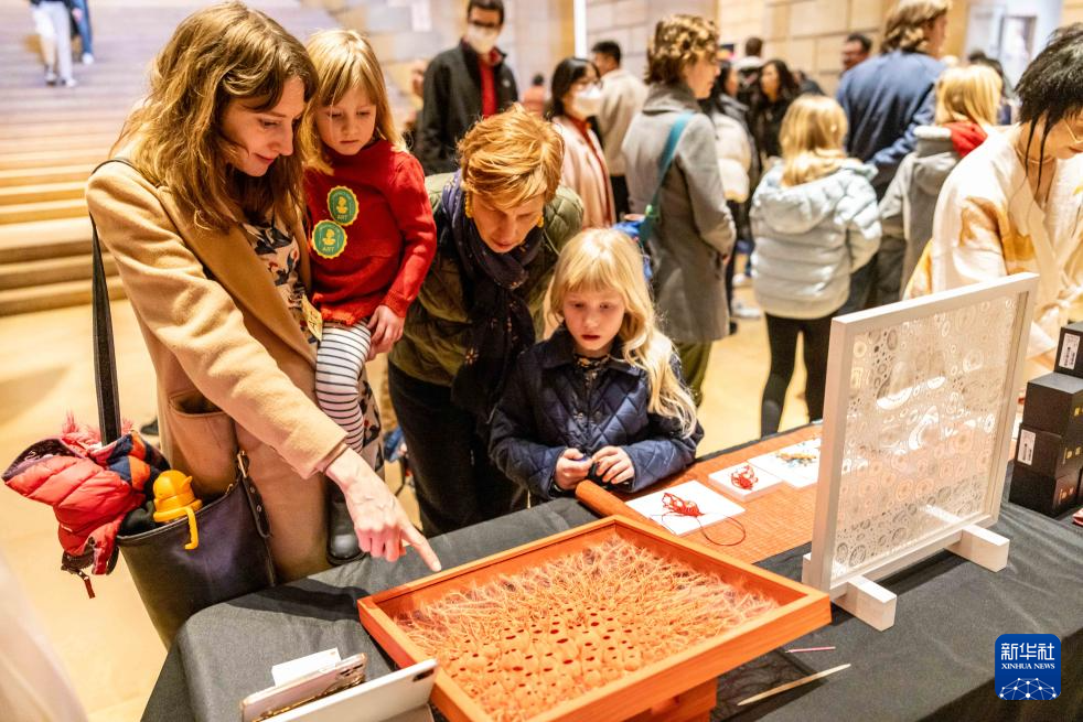 2月11日，參觀者在美國費(fèi)城藝術(shù)博物館舉行的龍年迎新春活動上觀看刺繡作品。新華社發(fā)（周煥新攝）