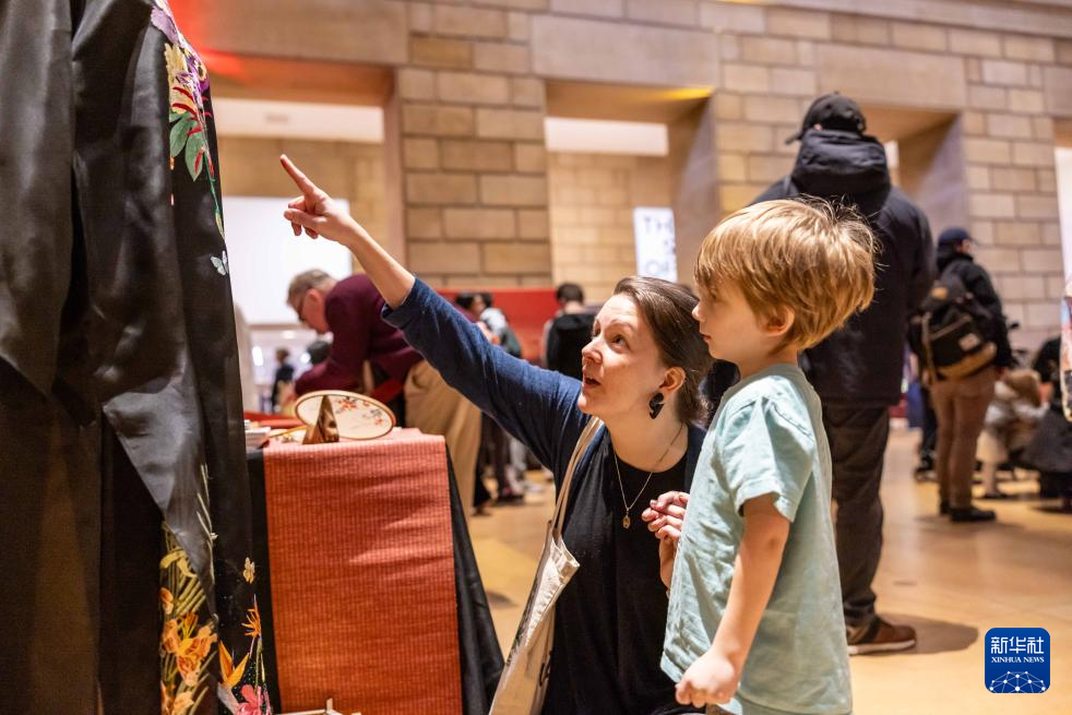 2月11日，參觀者在美國費(fèi)城藝術(shù)博物館舉行的龍年迎新春活動上觀看中國傳統(tǒng)服飾。新華社發(fā)（周煥新攝）