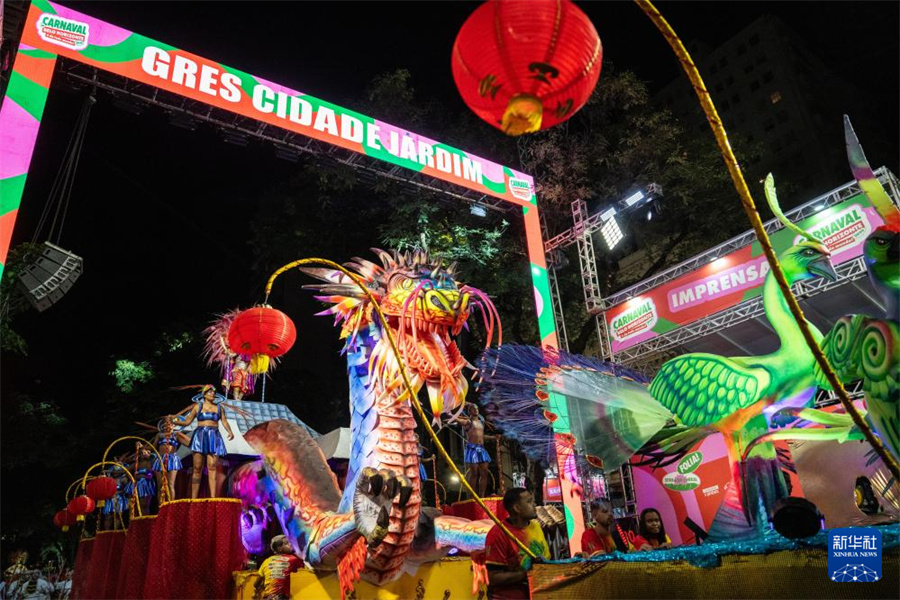 這是2月14日凌晨在巴西貝洛奧里藏特拍攝的“城市花園”舞校的花車。新華社記者 王天聰攝