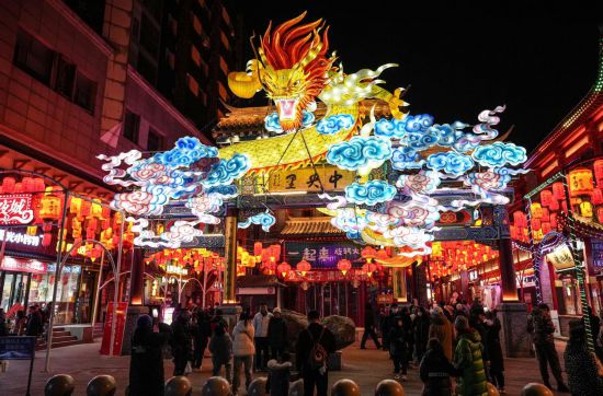 2月11日，游客在沈陽(yáng)中街游覽。春節(jié)期間，各地?zé)艋痂?、火樹銀花，呈現(xiàn)出一幕幕流光溢彩的視覺盛宴。（新華社記者潘昱龍攝）