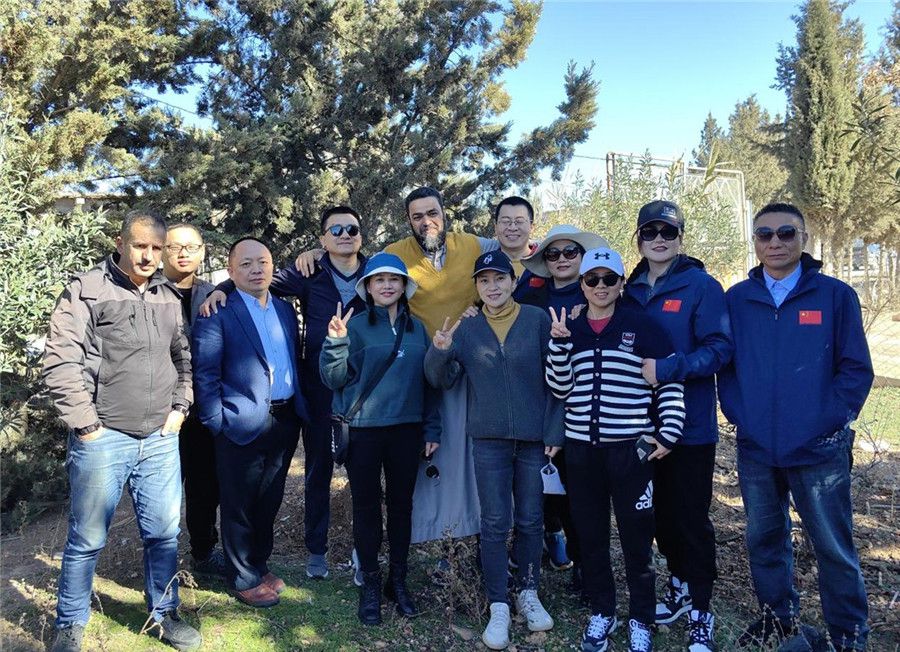 中國(guó)醫(yī)生們與穆罕默德一家人合影留念。中國(guó)第28批援阿爾及利亞醫(yī)療隊(duì)塞地夫分隊(duì)供圖