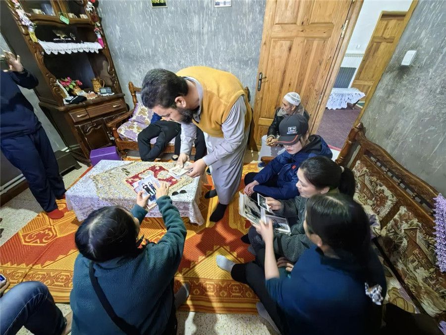 穆罕默德醫(yī)生講述與中國(guó)醫(yī)生結(jié)緣的老照片。中國(guó)第28批援阿爾及利亞醫(yī)療隊(duì)塞地夫分隊(duì)供圖