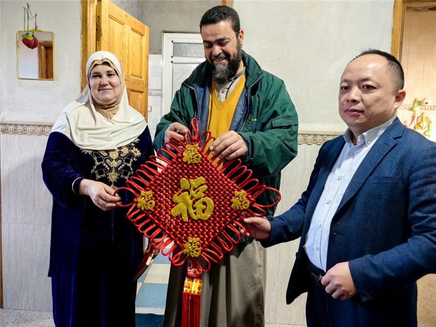 中國(guó)醫(yī)生向穆罕默德贈(zèng)送中國(guó)新春福字。中國(guó)第28批援阿爾及利亞醫(yī)療隊(duì)塞地夫分隊(duì)供圖