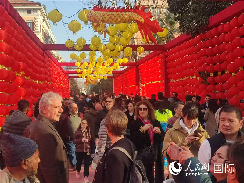 游園會(huì)入口處張燈結(jié)彩，人流如織。人民網(wǎng)記者鄭彬攝