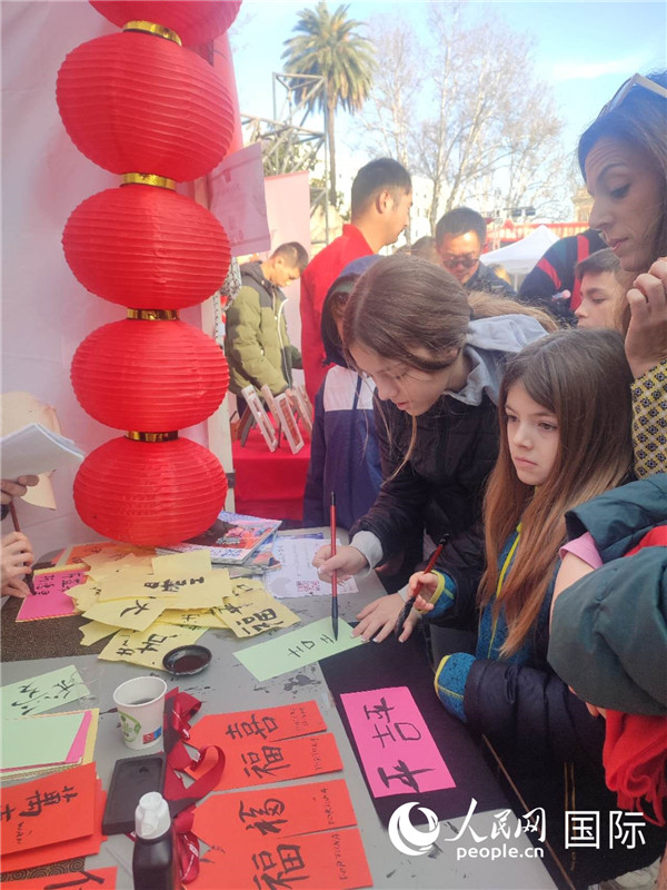 羅馬當(dāng)?shù)孛癖妼?duì)漢字充滿興趣。人民網(wǎng)記者鄭彬攝