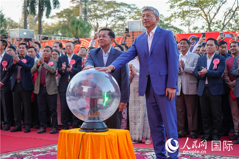 敏昂萊主席和陳海大使在中方援建和改造升級(jí)的仰光杜溫納國家體育館前共同按亮水晶球，啟動(dòng)“錦繡唐人街”新春慶典-人民網(wǎng)記者謝佳君攝