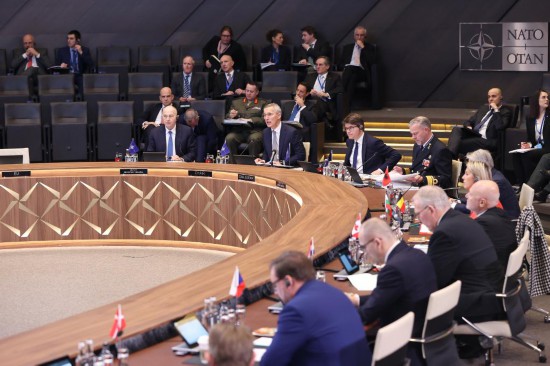 這是2月15日在比利時(shí)布魯塞爾拍攝的北約防長(zhǎng)會(huì)現(xiàn)場(chǎng)。為期一天的北約成員國(guó)國(guó)防部長(zhǎng)會(huì)議15日在比利時(shí)首都布魯塞爾結(jié)束。會(huì)議就加強(qiáng)北約的威懾和防御以及對(duì)烏克蘭的支持等問(wèn)題展開(kāi)討論。新華社記者趙丁喆攝