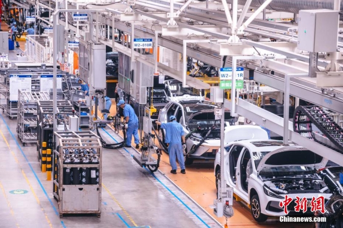 資料圖：工人在新能源汽車生產(chǎn)線上作業(yè)。李南軒 攝