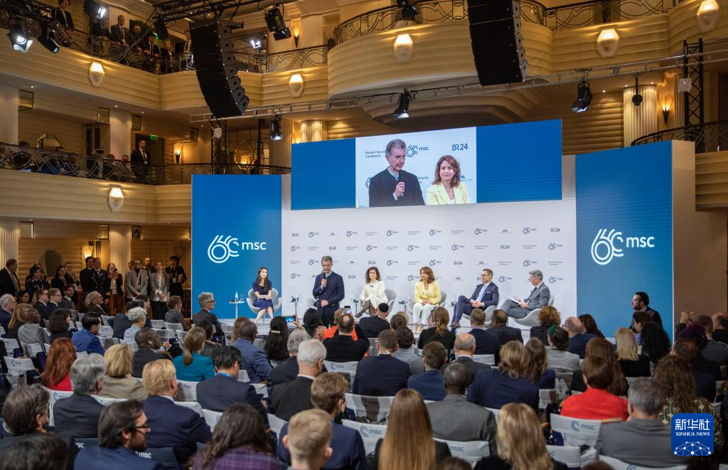 2月18日，慕安會主席克里斯托夫·霍伊斯根（中左二）在德國慕尼黑舉行的第60屆慕尼黑安全會議上發(fā)表閉幕致辭。新華社記者 張帆 攝