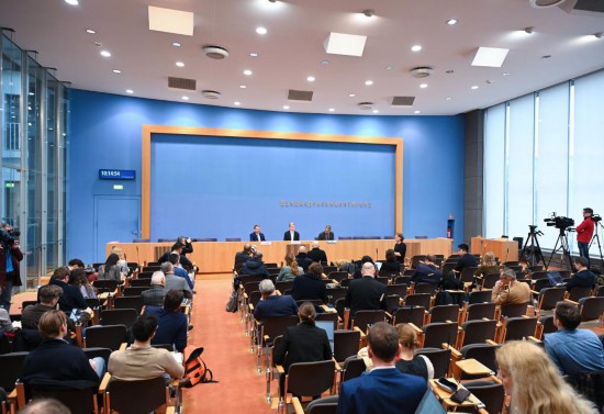 這是2月12日在德國(guó)柏林拍攝的《2024年慕尼黑安全報(bào)告》發(fā)布現(xiàn)場(chǎng)。新華社記者 任鵬飛 攝