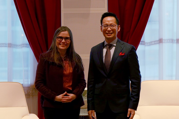 冰島總理雅各布斯多蒂爾（右一）與中國駐冰島大使何儒龍合影。中國駐冰島大使館供圖