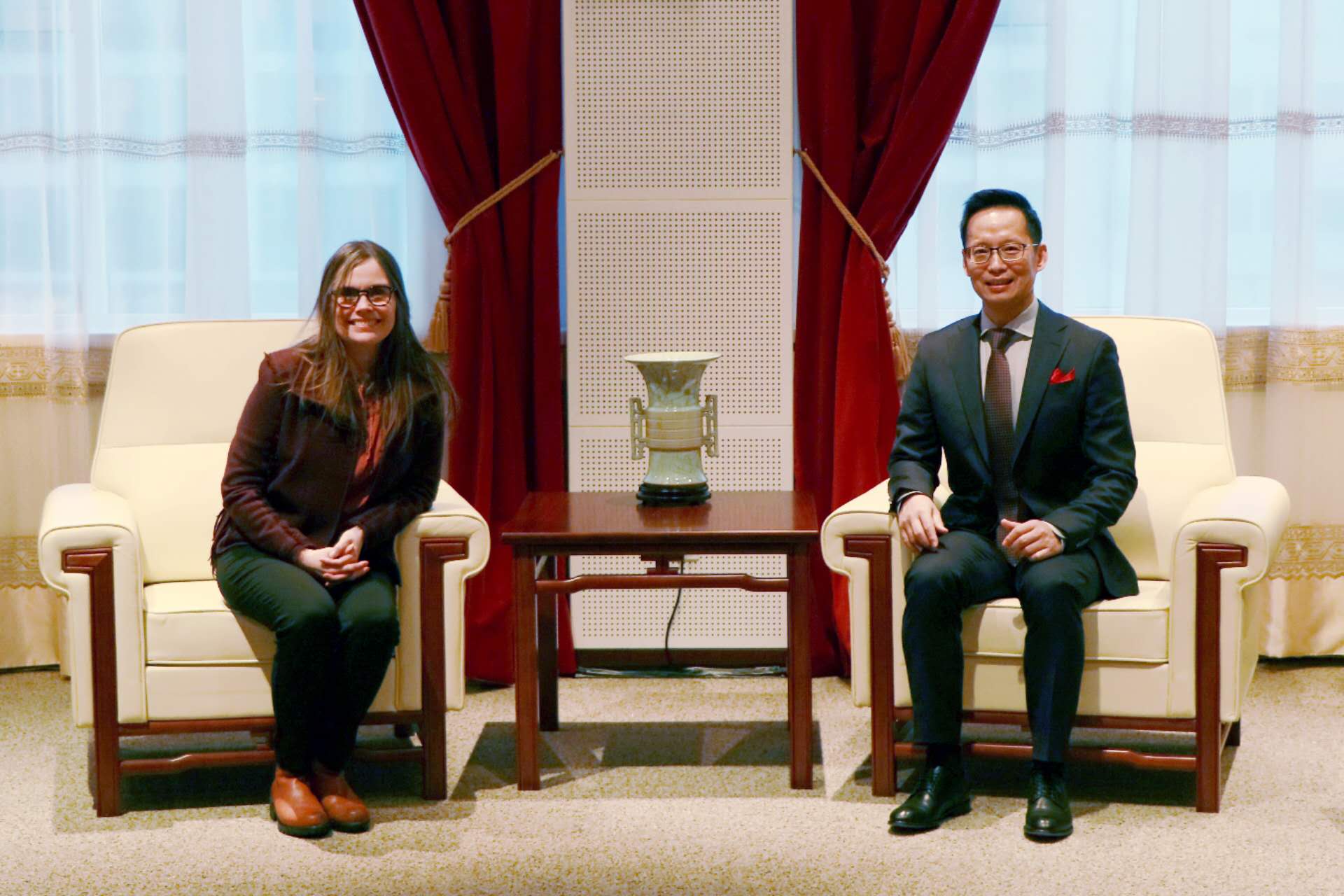 冰島總理雅各布斯多蒂爾（右一）與中國駐冰島大使何儒龍合影。中國駐冰島大使館供圖