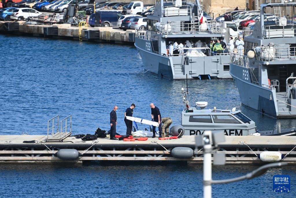 2月23日，在馬耳他皮耶塔，工作人員準(zhǔn)備搬運(yùn)一具非法移民遇難者遺體。新華社發(fā)（喬納森·博格攝）