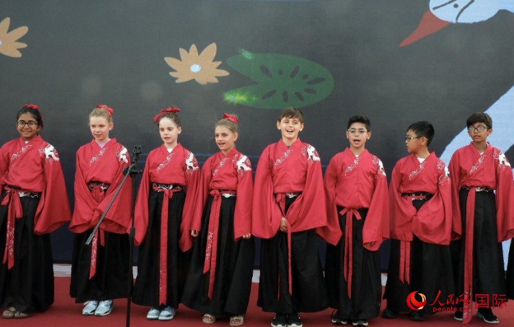 來自世界各地的小朋友一同誦讀中國古詩。人民網(wǎng) 滕婧含攝