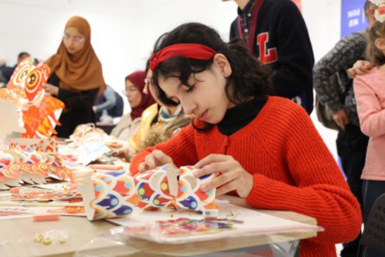 參與者在制作元宵彩燈。拉巴特中國文化中心供圖