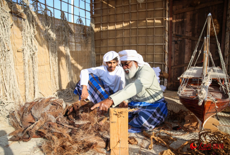 手工藝者展示如何用棕櫚葉制作繩子。人民網(wǎng) 塔里克·易卜拉欣攝
