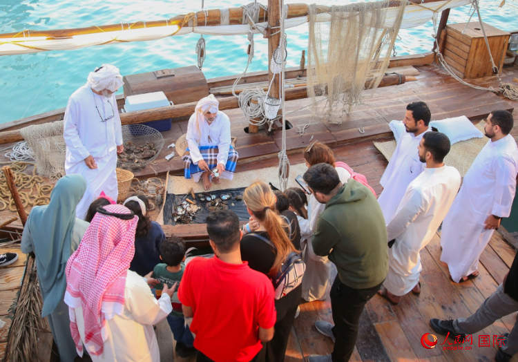 游客了解采珠工作。人民網(wǎng) 塔里克·易卜拉欣攝