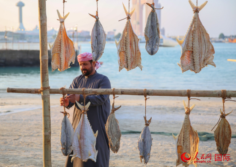    手工藝者展示如何晾曬魚干。人民網(wǎng) 塔里克·易卜拉欣攝