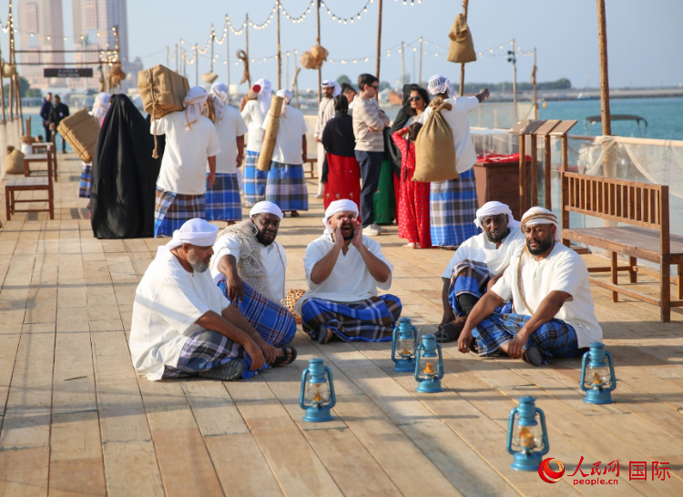 演藝人員展示售賣產(chǎn)品的場(chǎng)景。人民網(wǎng) 塔里克·易卜拉欣攝