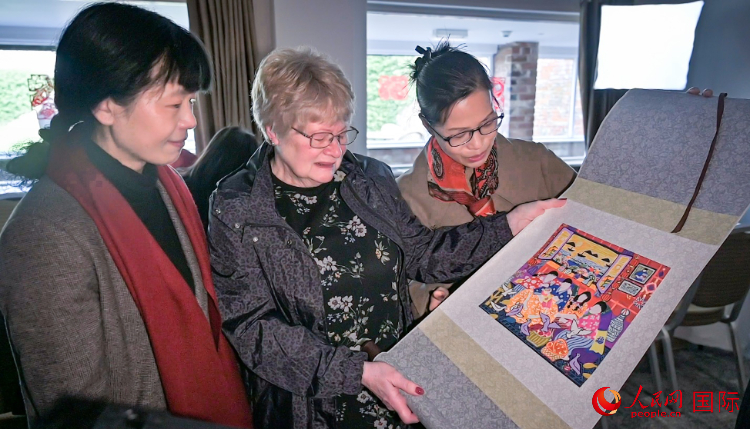 贈(zèng)送舟山漁民畫(huà)。人民網(wǎng) 郭錦標(biāo)攝