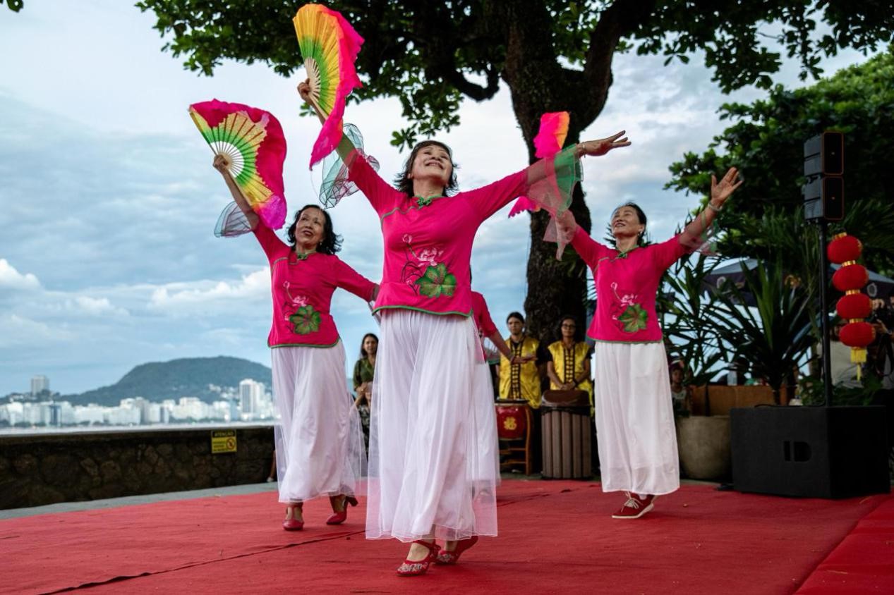 當(dāng)?shù)貢r(shí)間2月24日晚，2024年元宵節(jié)慶?；顒?dòng)在巴西里約熱內(nèi)盧市科帕卡巴納要塞舉辦。巴西山河文化促進(jìn)中心供圖