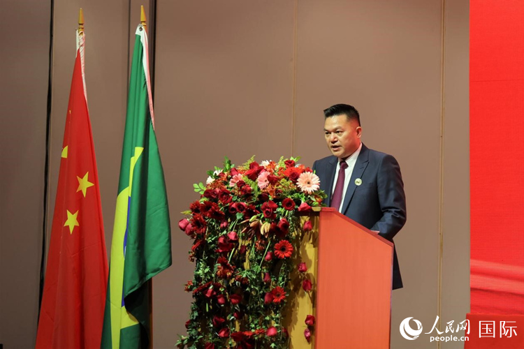 巴西和統(tǒng)會新任會長張小春發(fā)表就職演講。人民網(wǎng)記者 時元皓攝